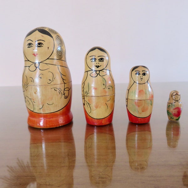 4 authentiques poupées russes gigognes " Matriochkas " en bois peint, made in USSR 1960 1970 60's 70's vintage wood Russian dolls