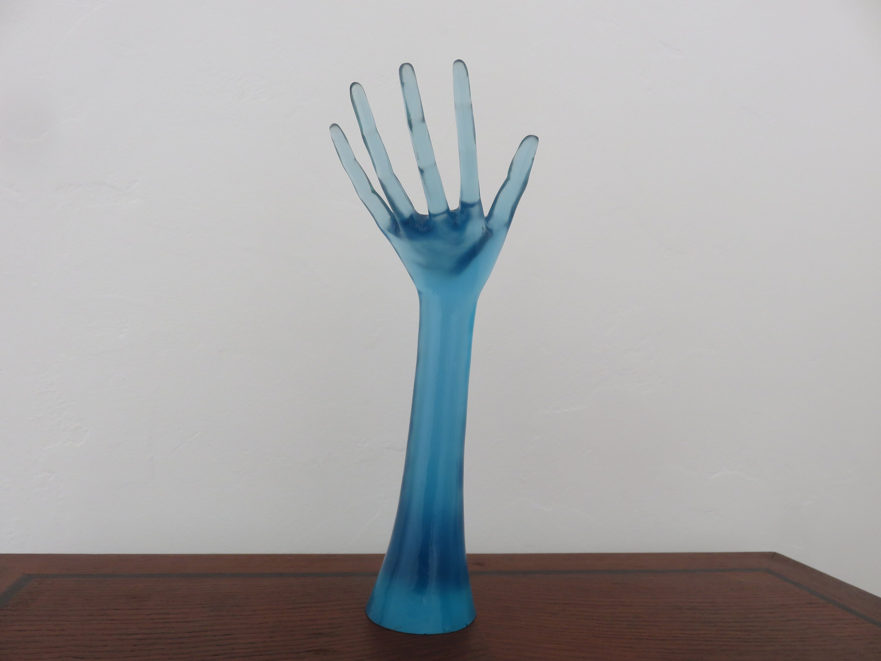 Très Grande Main en Résine Translucide Bleue, Sculpture Décorative 1980 80's Blue Hand Vintage