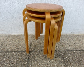 Serie von 3 stapelbaren Hockern, skandinavisch, aus Holz, Alvar AALTO, Finnland, 1960er, 60er, 1970er, 70er Jahre, Vintage-Stapelhocker aus Massivholz