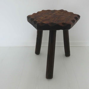 Dreibeinhocker, brutalistisch, aus Massivholz, mit Hohleisen geschnitzt, Kompassbeine 1950 1960 50er 60er Mid Century alter französischer Vintage-Hocker