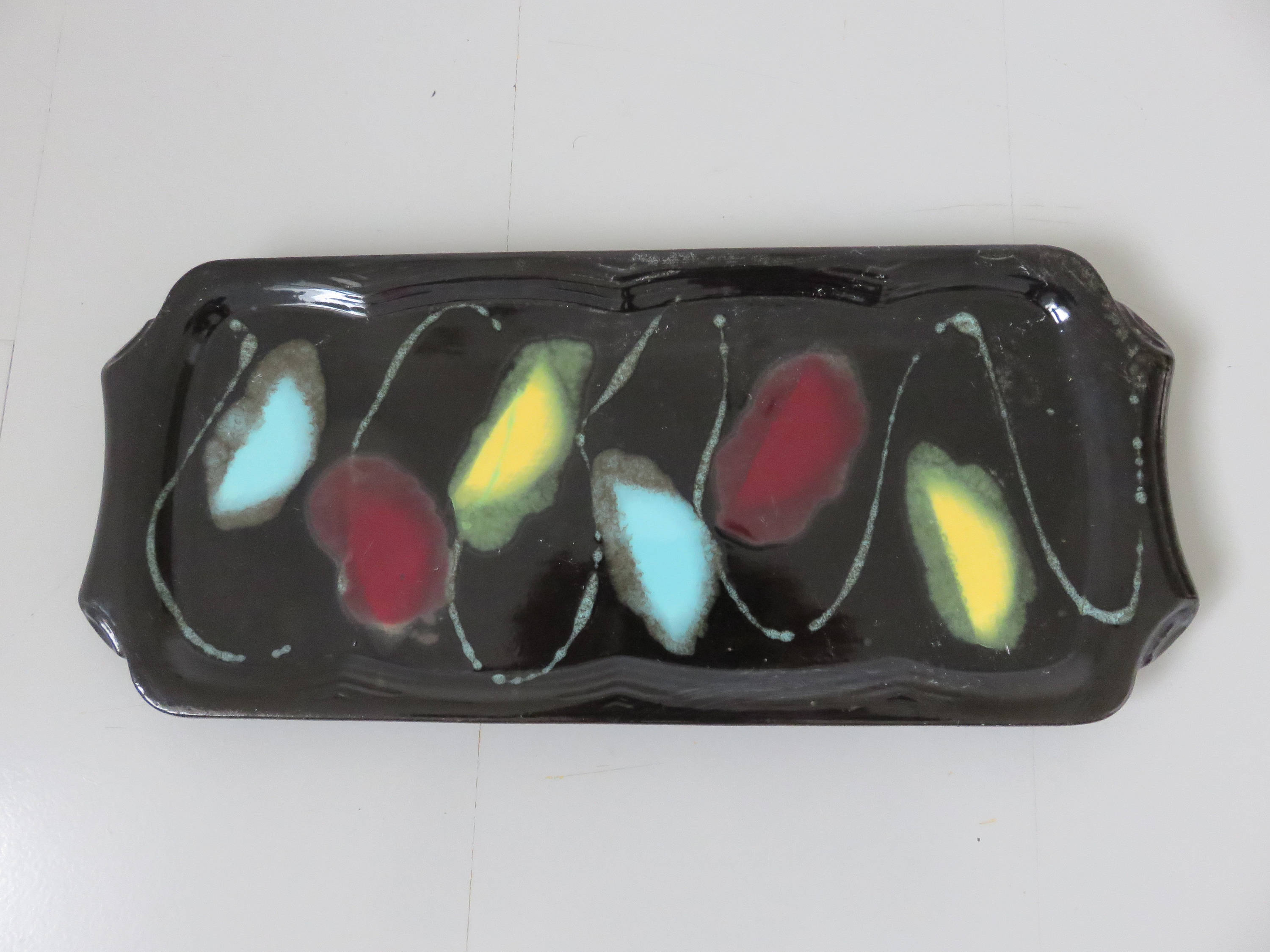 Plat en Céramique Noire et Couleurs Typiques 1950 1960 50's 60's Mid Century Old Vintage Ceramic Cak