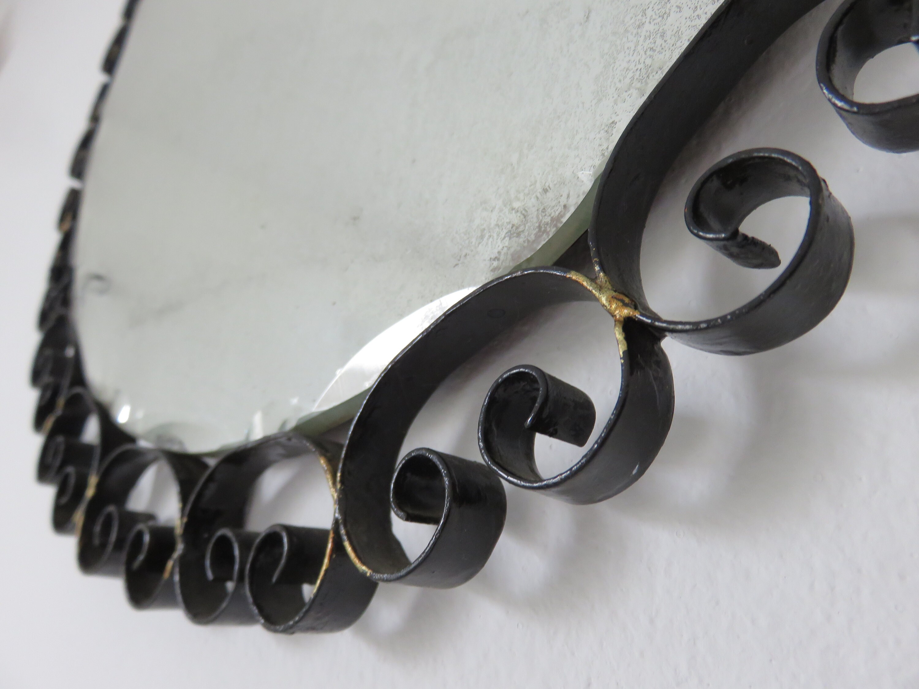 Grand miroir mural, biseauté, en fer forgé, Chaty Vallauris non