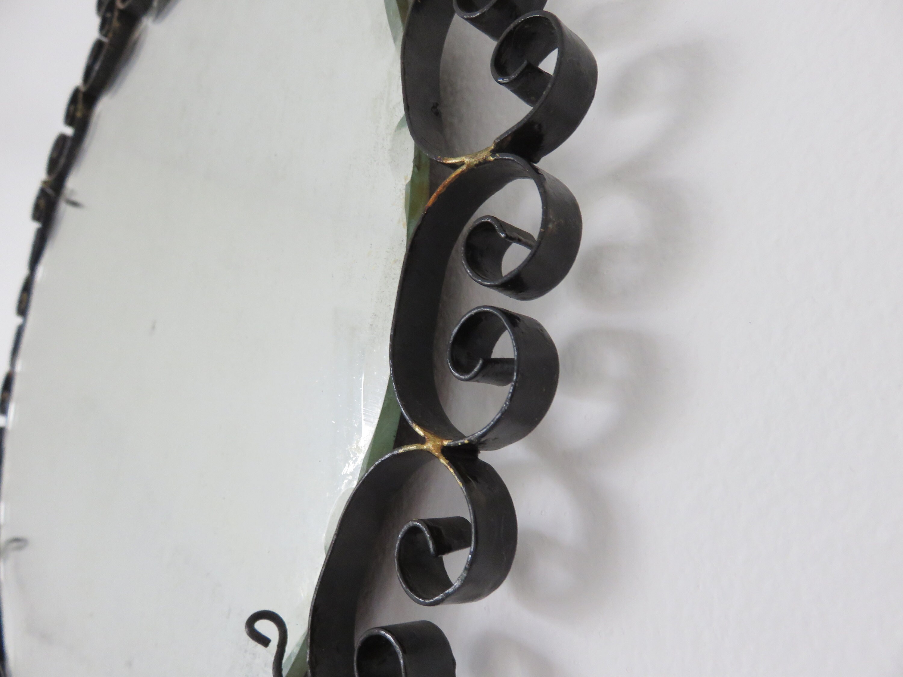 Grand miroir mural, biseauté, en fer forgé, Chaty Vallauris non