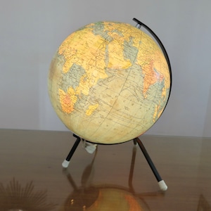 Globe terrestre, Cartes Taride, tripode, éclairé, mappemonde, année 1967 mid century 1960 1970 60's 70's old vintage French globe