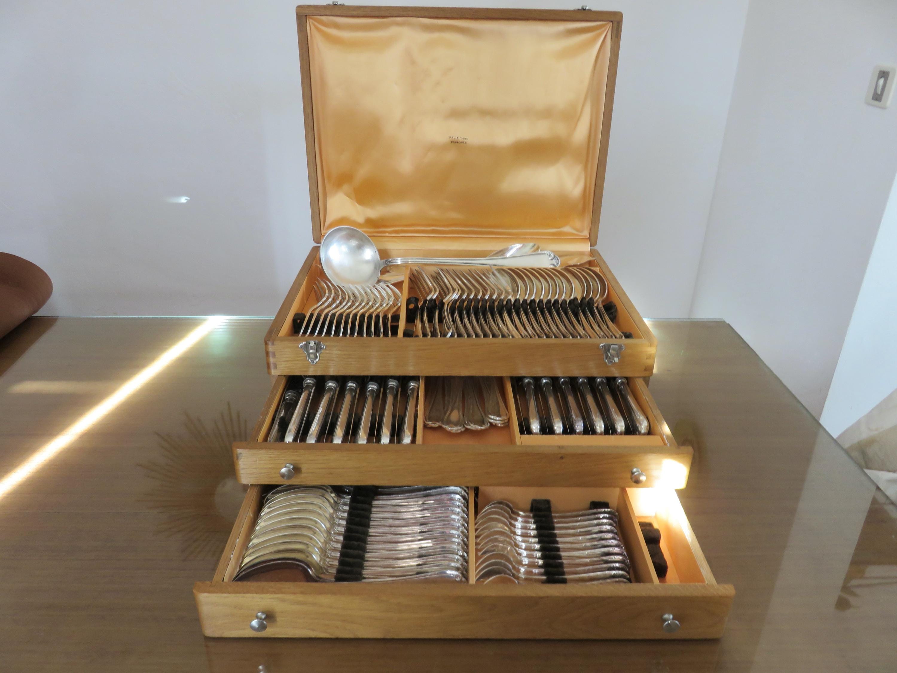 MENAGERE EN METAL CHRISTOFLE MODELE VENDOME COQUILLE 36 PIECES COFFRET H4002 Imgx1200 7020 MENAGERE EN METAL CHRISTOFLE MODELE VENDOME COQUILLE 36 PIECES COFFRET H4002 Imgx1200 7020