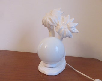Lampada &quot;palma&quot; in ceramica bianca e sfera opalina bianca 1970 1980 anni &#39;70 lampada di palma in ceramica bianca francese vintage anni &#39;80
