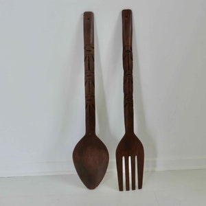 Riesiges Holzbesteck, Wanddekoration, Ethno, geschnitzte Griffe 1970er 70er Jahre Vintage