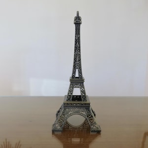 Torre Eiffel de metal, lembrança de PARIS França 1960 1970 anos 60 70 vintage de meados do século Torre Eiffel francesa lembra Paris