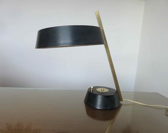 „Untertassen“-Lampe aus Messing und schwarz lackiertem Metall, im STILUX-Stil, Mitte des Jahrhunderts, 1950er, 1960er, 50er und 60er Jahre, französische Vintage-Schreibtischlampe