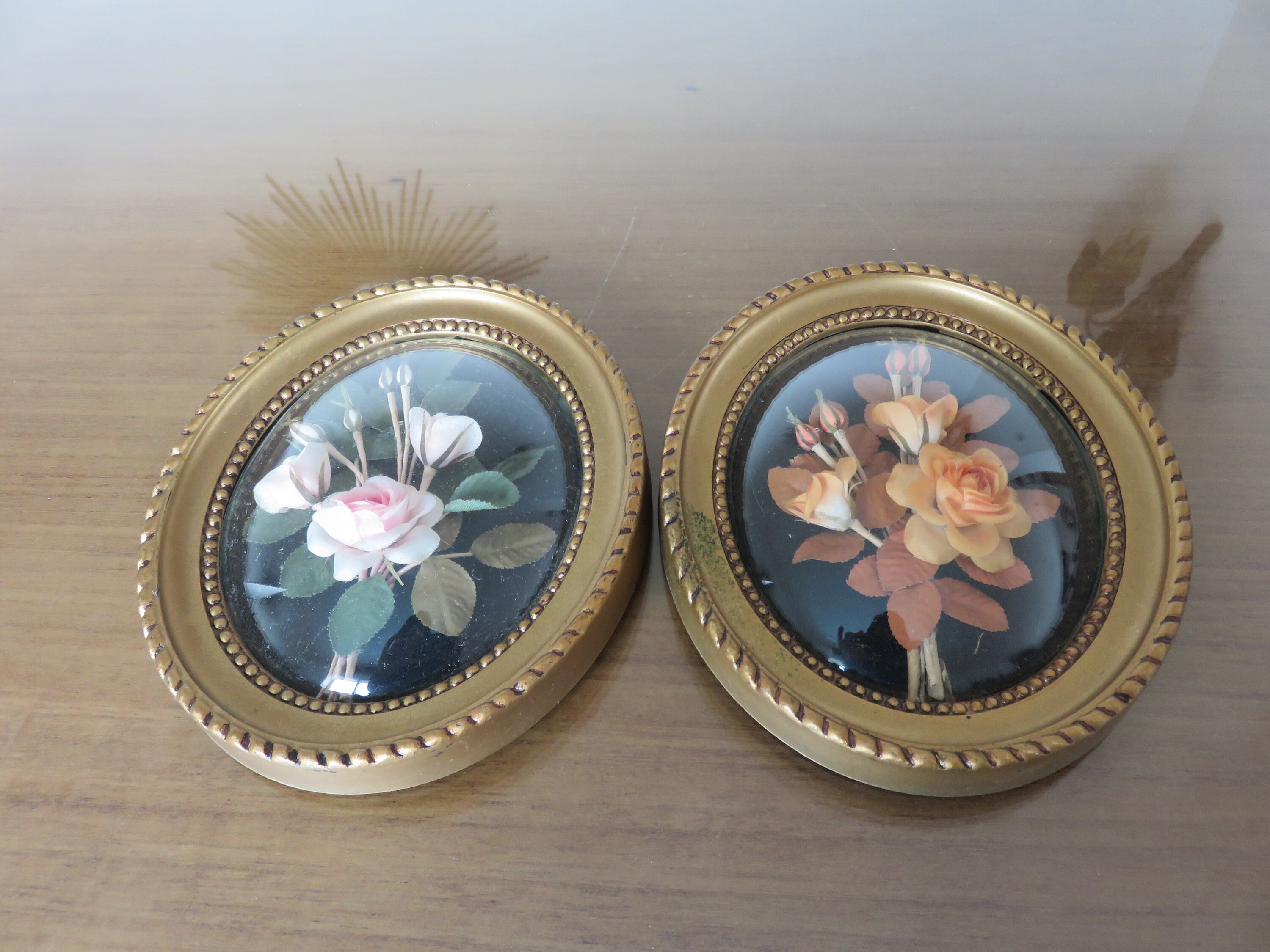 Paire de Cadres Muraux, Ovales, Vitre Bombée, Fleurs en Tissu Mid Century 1950 1960 50's 60's Old Vi