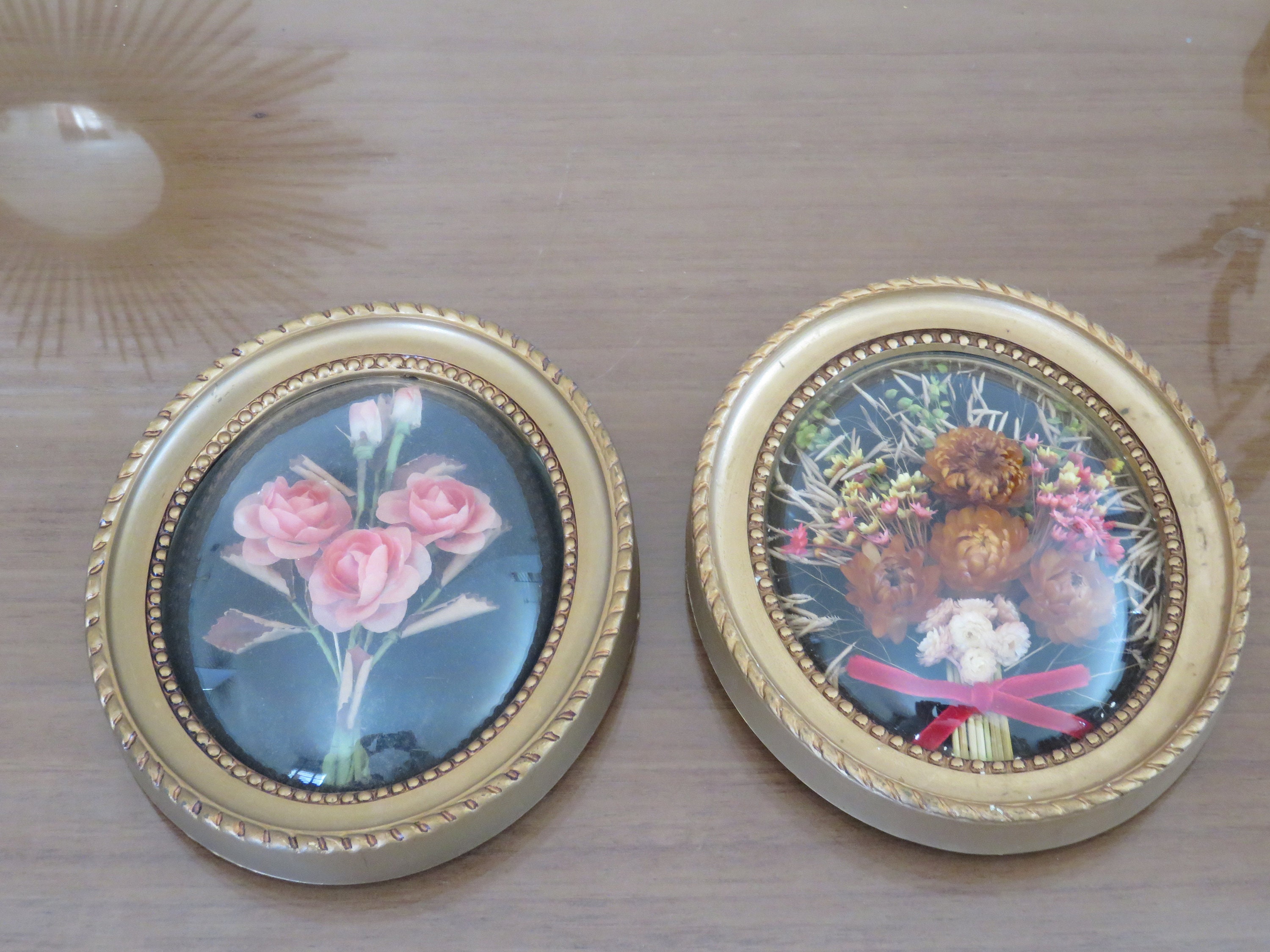 Paire de Cadres Muraux, Ovales, Vitre Bombée, Fleurs Séchées, Tissu Mid Century 1950 1960 50's 60's 