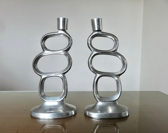 Pair of &quot;circle&quot; aluminum candlesticks, design, modernist 1980s 80&#39;s vintage candlesticks in the Matthew HILTON style