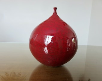Vase &quot;fig&quot; red ceramic mid century 1950 1960 50&#39;s 60&#39;s old vintage red ceramic vase, in the Perignem style, Ruelland