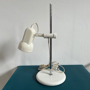 Large Scandinavian lamp, in chromed metal and white lacquered metal 1980s 80's era Memphis vintage metal lamp
