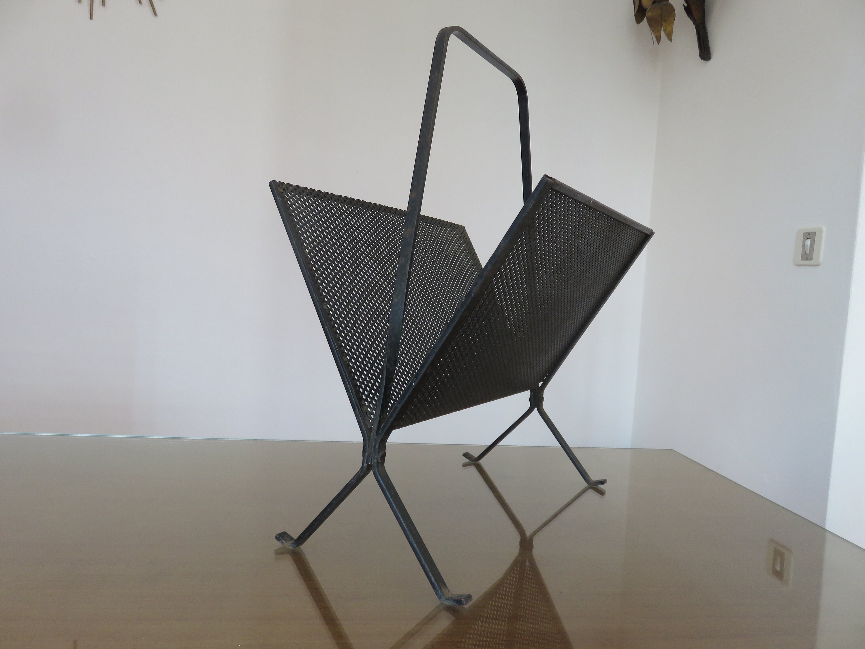 Porte Revues en Métal Perforé Noir, Minimaliste Dans Le Style Mathieu Mategot Mid Century 1950 1960