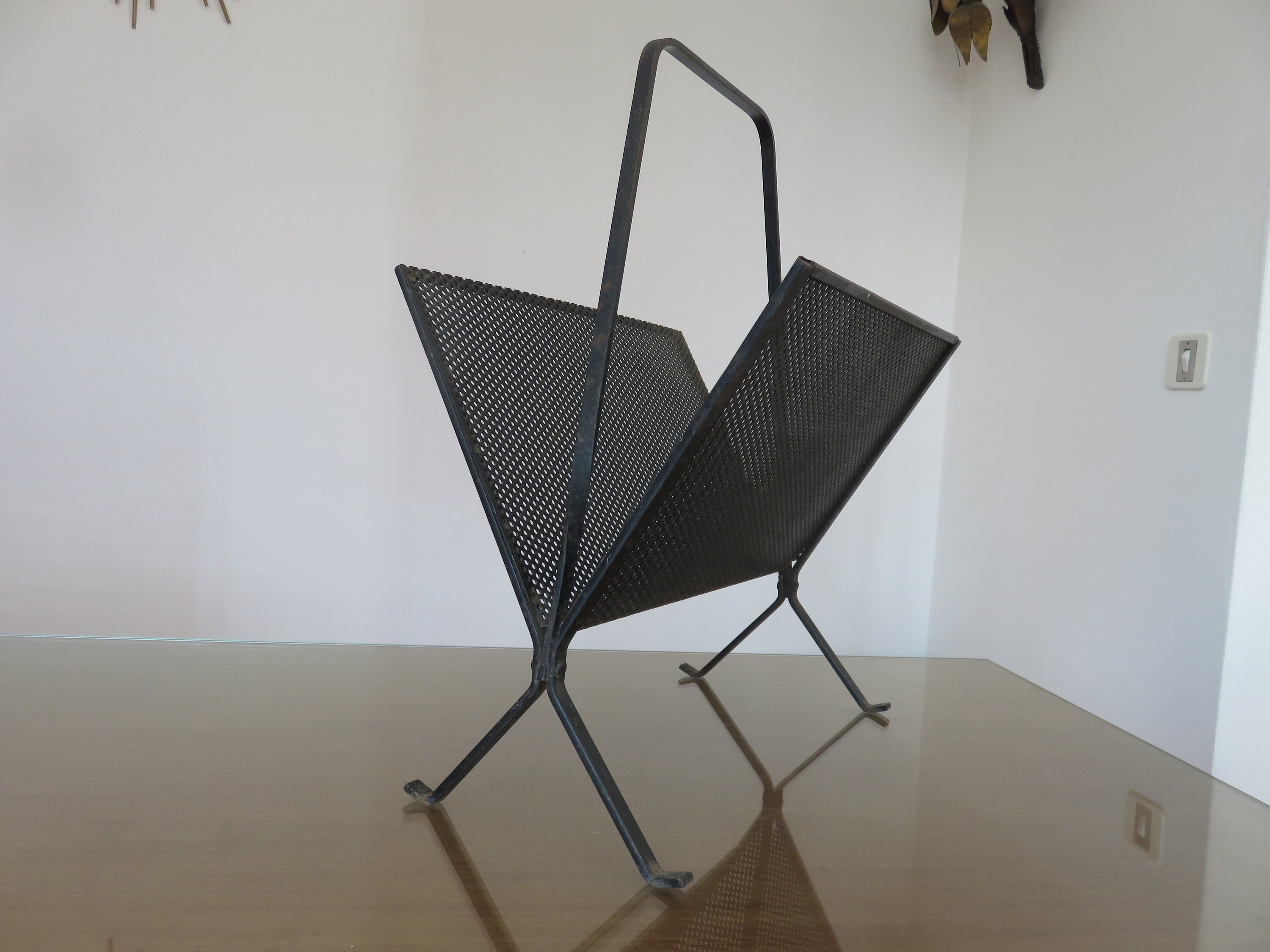 Porte Revues en Métal Perforé Noir, Minimaliste Dans Le Style Mathieu Mategot Mid Century 1950 1960 