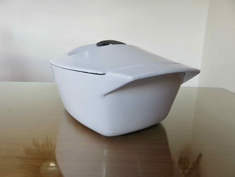 La Coquelle, Raymond Loewy, year 1958, for Le Creuset, lilac enameled cast iron casserole dish, French vintage enameled cast iron casserole dish image 2