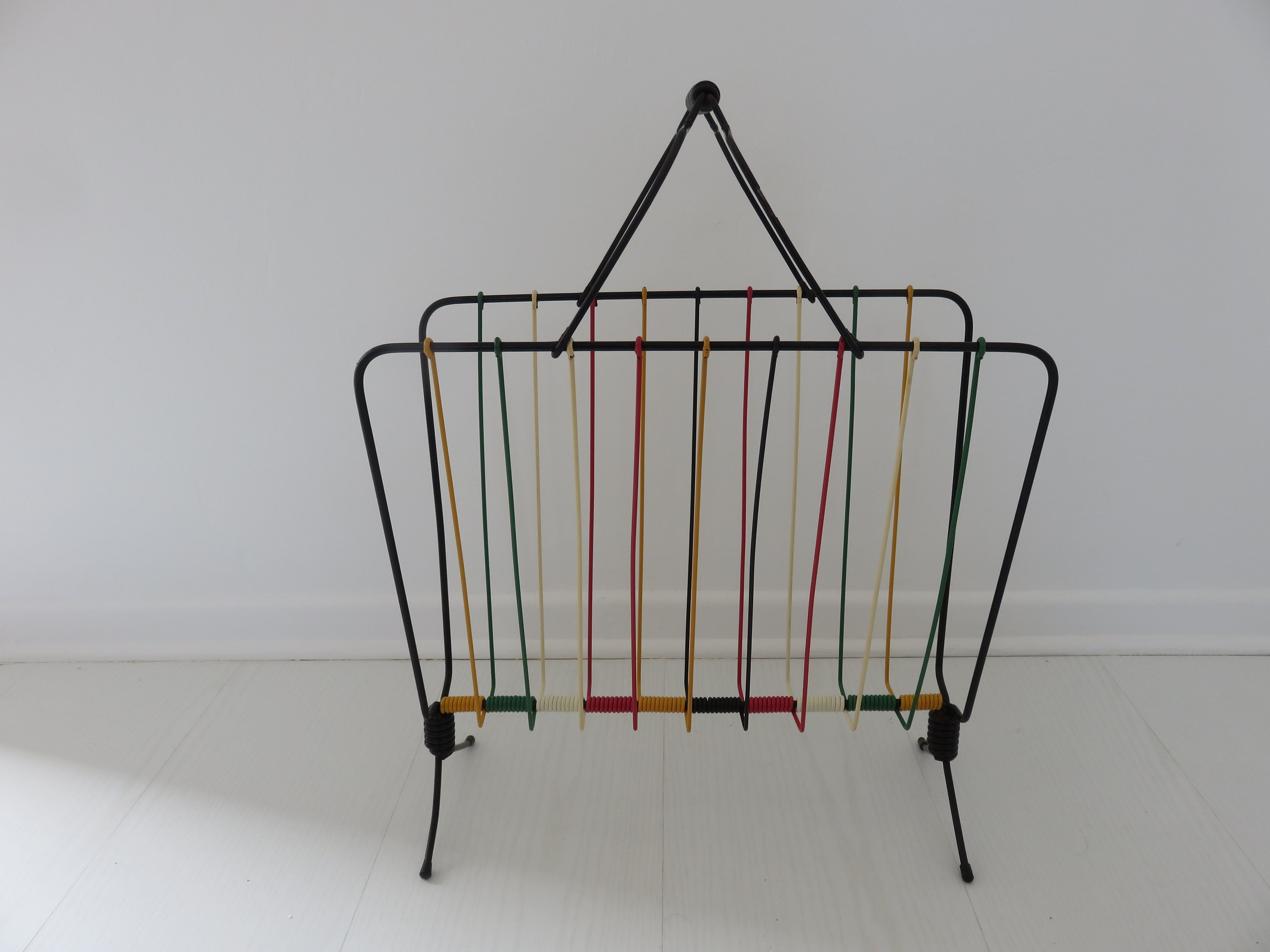 Porte Revue Minimaliste, en Scoubidou Multicolore et Métal Laqué Noir, Mid Century 1950 1960 50's 60