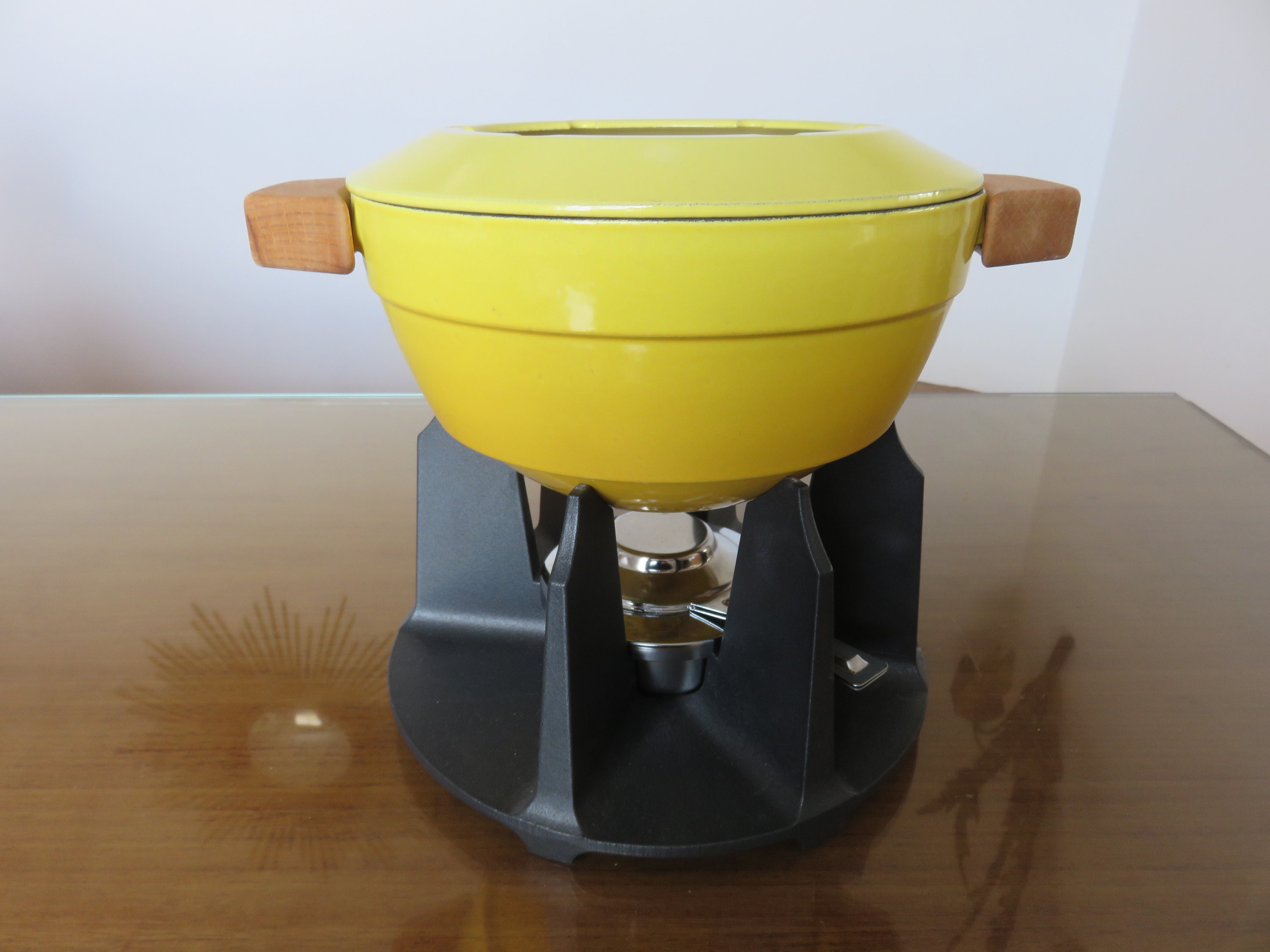 Service à Fondue Le Creuset Modèle Fruit Collection en Fonte Émaillée Jaune 1980 80's French Vintage