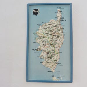 Carte de Corse en celluloïd, en relief, avec drapeau Corse, la tête de Maure 1970 70's vintage map of Corsica