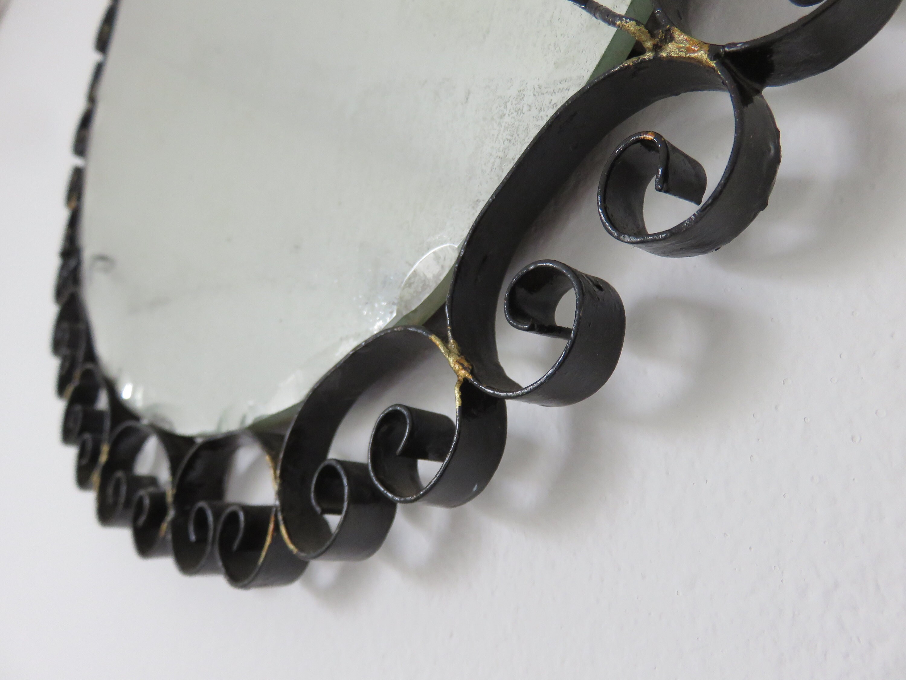 Grand miroir mural, biseauté, en fer forgé, Chaty Vallauris non