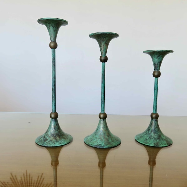 Série de 3 bougeoirs, modernistes, minimalistes, en laiton, patine verte 1970 70's vintage green brass candlesticks