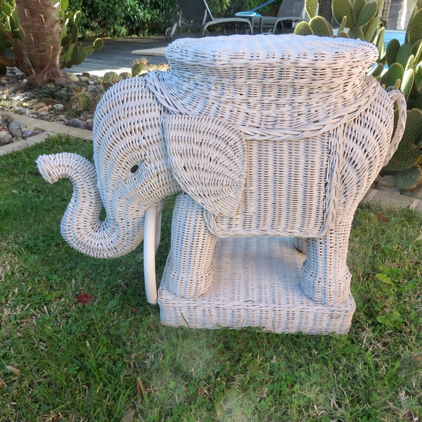 Table d'appoint " éléphant en rotin " ou bout de canapé, 1960 1970 60's 70's mid century vintage French rattan, wicker elephant table