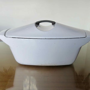 La Coquelle, Raymond Loewy, year 1958, for Le Creuset, lilac enameled cast iron casserole dish, French vintage enameled cast iron casserole dish image 4