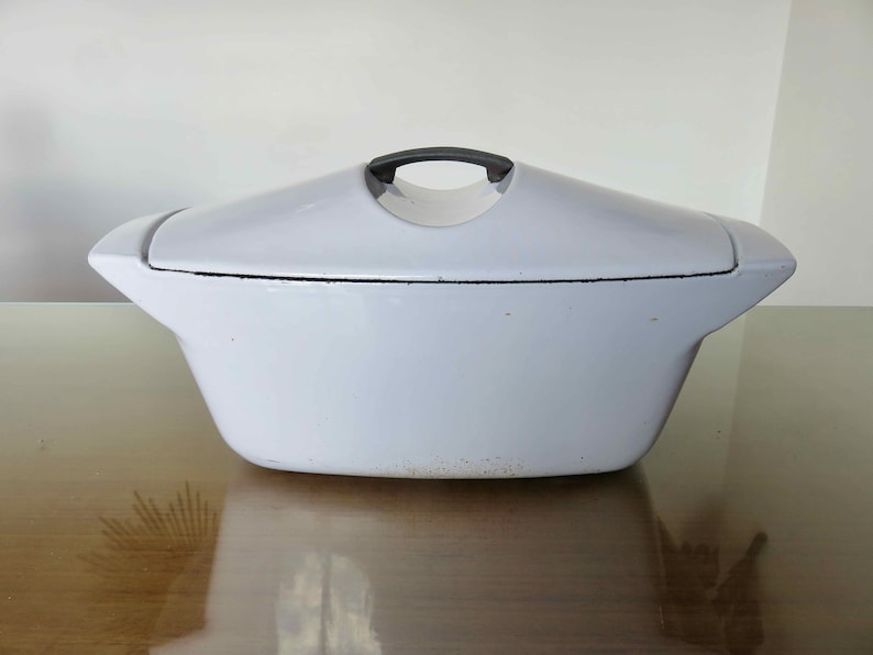 La Coquelle, Raymond Loewy, year 1958, for Le Creuset, lilac enameled cast iron casserole dish, French vintage enameled cast iron casserole dish image 4