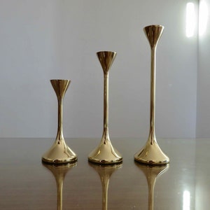 Série de 3 bougeoirs scandinaves, en laiton, pied tulipe 1970 70&#39;s Scandinavian vintage brass candlesticks
