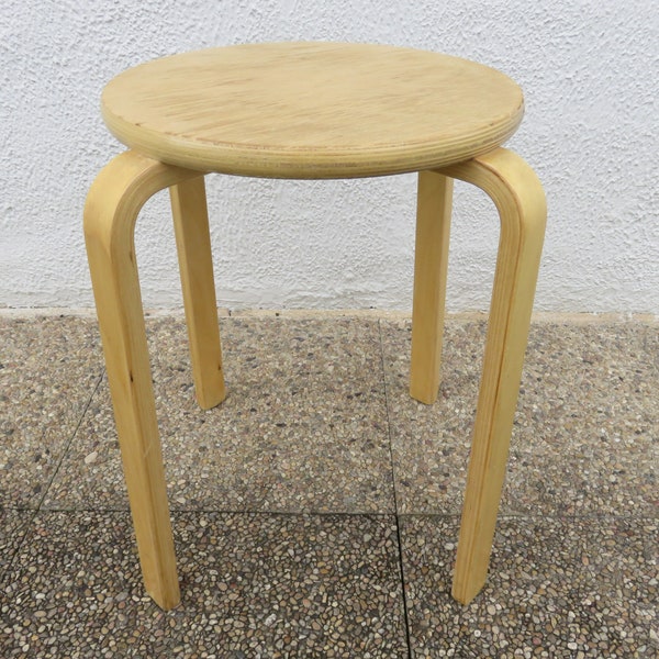 Tabouret scandinave, en pin, dans le style Alvar AALTO, 1980 80's old vintage solid pine wood stool
