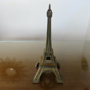 Torre Eiffel em metal, lembrança de PARIS França 1960 1970 anos 60 70 meados do século antigo vintage Torre Eiffel francesa lembra Paris