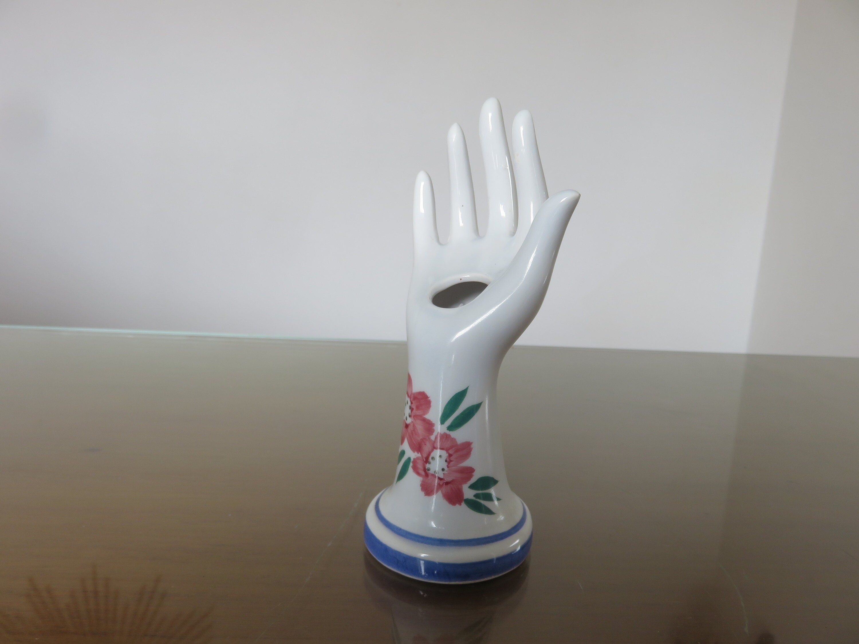 Petite Main Baguier, Soliflore, en Porcelaine Blanche, Motif Floral, 1970 70's Mid Century Old Vinta