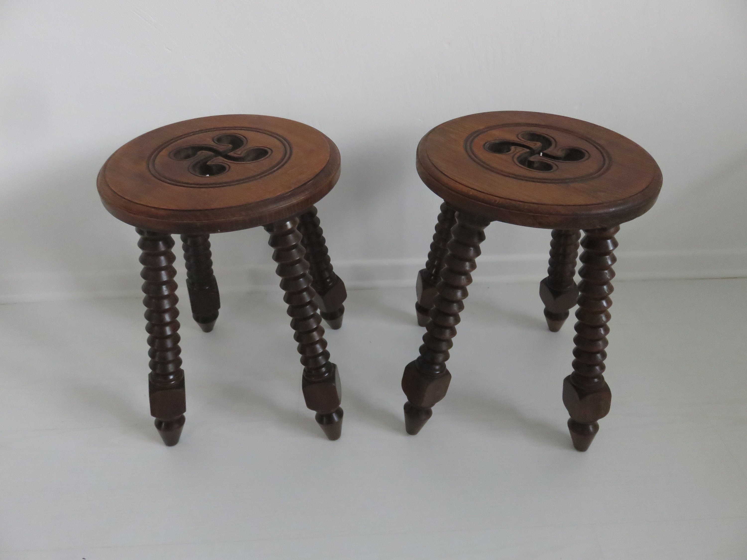 Rare Paire de Tabourets Croix Basque en Bois Massif