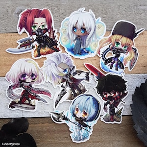Può includere: Una collezione di adesivi di personaggi in stile anime. Ogni adesivo presenta un design unico del personaggio con colori vivaci, abiti dettagliati e pose dinamiche. Gli adesivi sono su una superficie di legno.