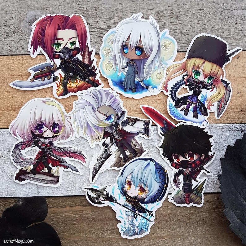 Peut inclure: Une collection d'autocollants de personnages de style anime. Chaque autocollant pr&eacute;sente un design de personnage unique avec des couleurs vives, des tenues d&eacute;taill&eacute;es et des poses dynamiques. Les autocollants sont sur une surface en bois.