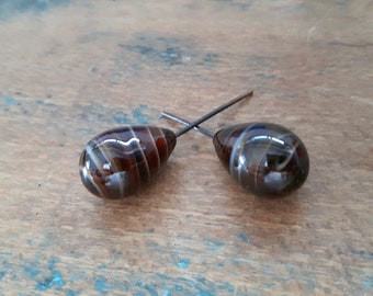 No 51 Alte Glasperlen rote Uhren German vintage glass beads CLOCKS 2 pieces red 19 x 17 mm