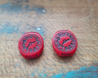 No 51 Alte Glasperlen rote Uhren German vintage glass beads CLOCKS 2 pieces red 19 x 17 mm