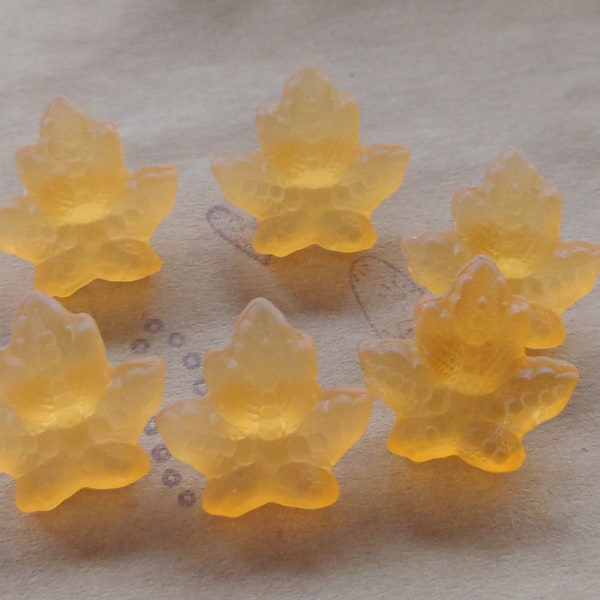No. 37b- Alte Glasknöpfe 6 Stück gelb matt Blätter 19 mm Neugablonz