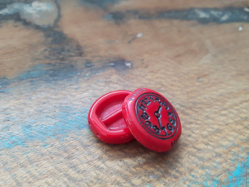 No 51 Alte Glasperlen rote Uhren German vintage glass beads CLOCKS 2 pieces red 19 x 17 mm