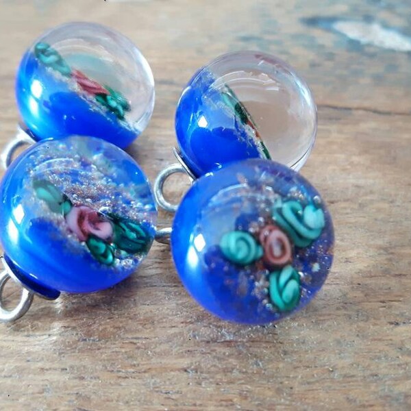 No. 22 - Ausgefallene alte Glasknöpfe DUNKELBLAU mit Rosen / Unique German vintage glass buttons 4 pieces with ROSES lampwork 12 mm