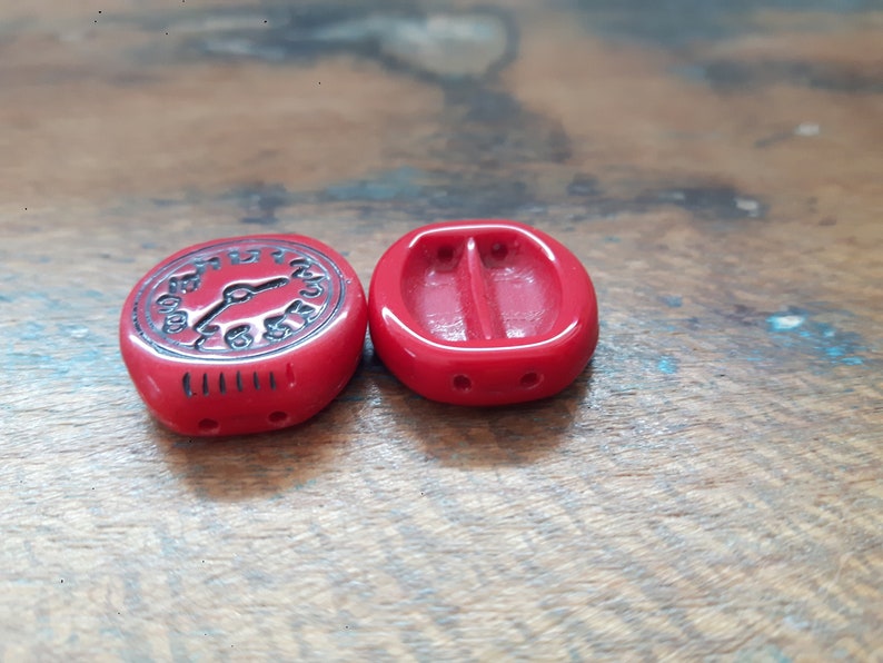 No 51 Alte Glasperlen rote Uhren German vintage glass beads CLOCKS 2 pieces red 19 x 17 mm
