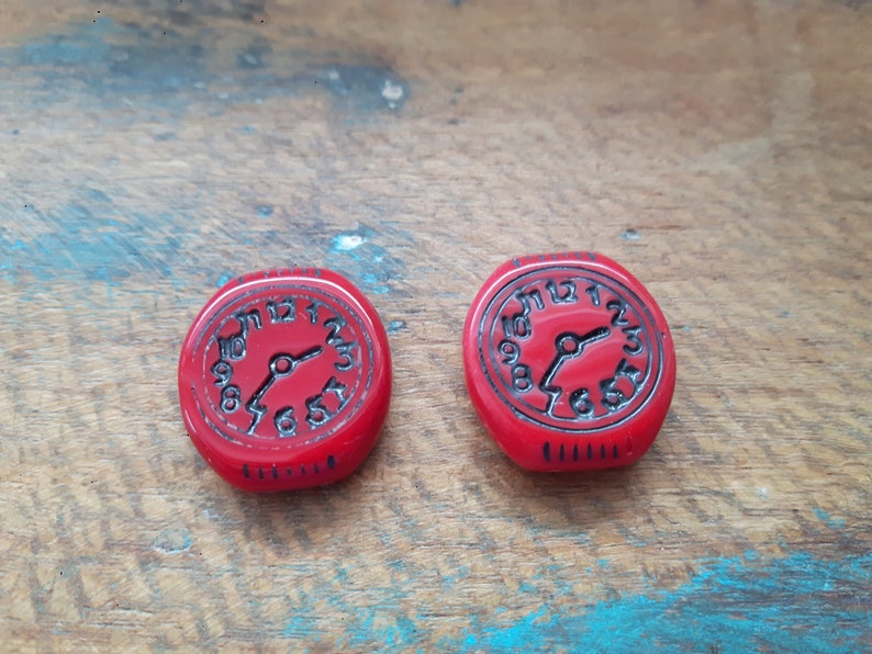 No 51 Alte Glasperlen rote Uhren German vintage glass beads CLOCKS 2 pieces red 19 x 17 mm