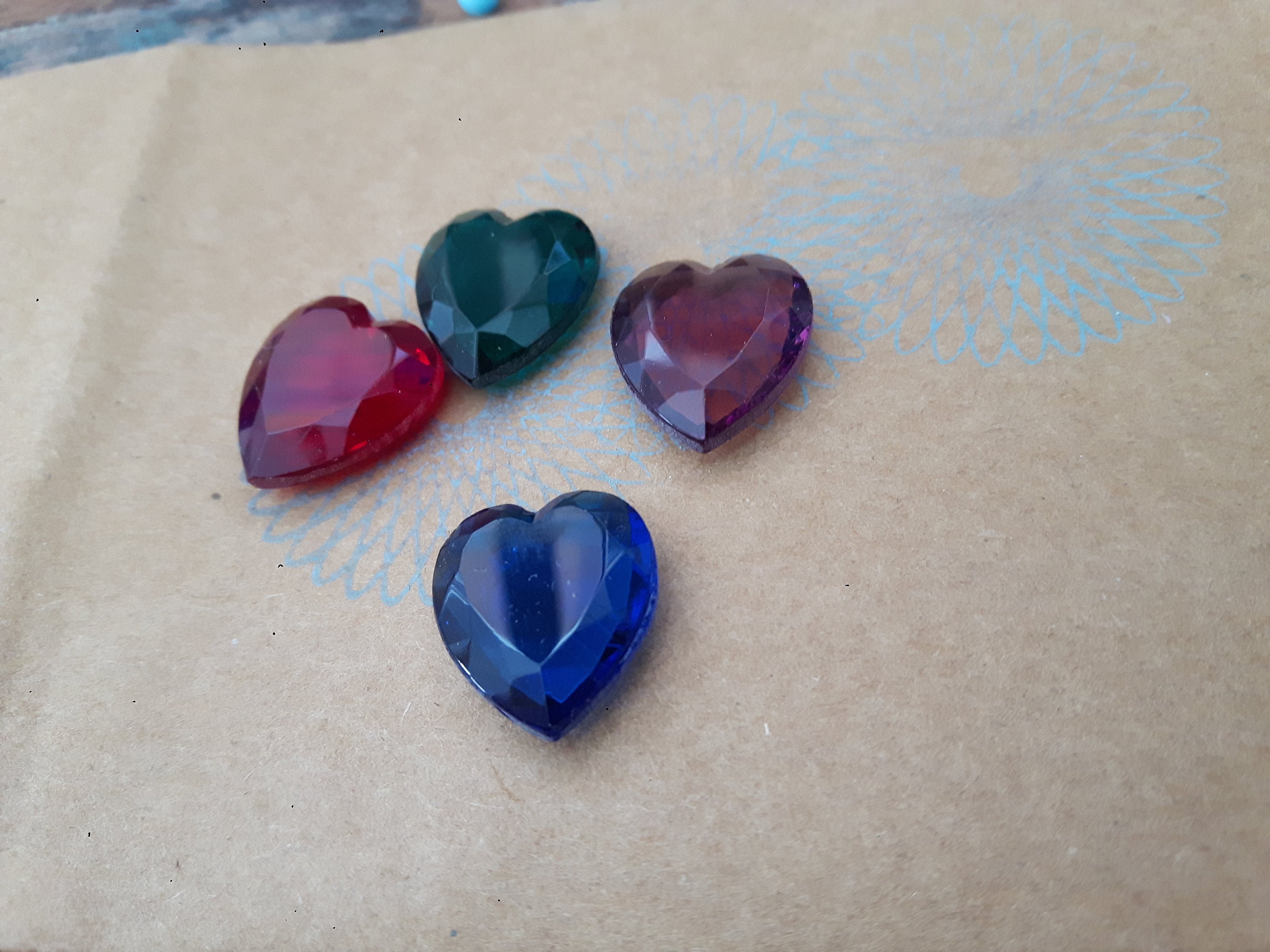 1a No Alte Glassteine bunte Herzen facettiert  4 pieces German vintage glass stones HEARTS facet cut 18 x 16 mm