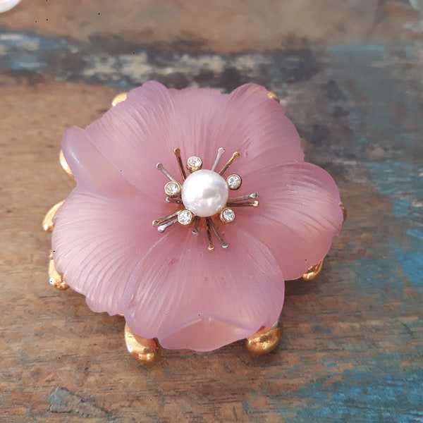 No. 76d- Alte Brosche Blume flieder/German vintage flower brooche light purple with rhinestones and pearl 48 mm