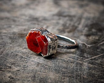 Anillo unisex único de plata 925 con vanadinita cúbica natural brillante - Orfebre - Joyas con gemas naturales - Joyas bohemias - Nuevo diseño minimalista - Textura rústica