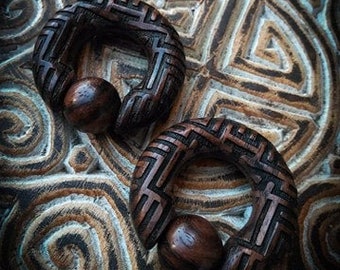 Espansori in legno Narra con motivo Swatiska Sayagata - Nuova collezione - Stampa geometrica - Materiale organico - Boho - Modifica del corpo - Motivo etnico