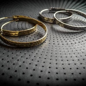 Messing of verzilverde gehamerde hoepels oorbellen-3 maten beschikbaar-nieuwe collectie-chique designjuwelen-hoepels oorbellen-Boho sieraden-nieuw