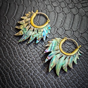 Oorbellen van messing, abalone schelpen, psychedelische veren en zilverdraad (925) - Nieuw, organisch sieraad - Boho - Schelpsieraad - Cosplay oorbellen