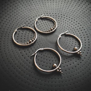 Orecchini a cerchio medio in acciaio inossidabile 316L con design a pois - Nuova collezione - Design minimalista - Gioielli di ispirazione etnica - Orecchini unisex - Gioielli boho
